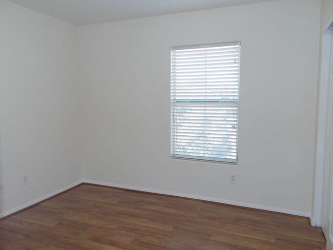 Building Photo - Come live the Las Vegas dream!