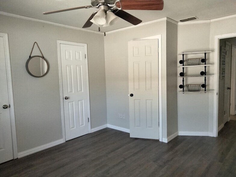 Building Photo - 213 Hickory Springs Dr