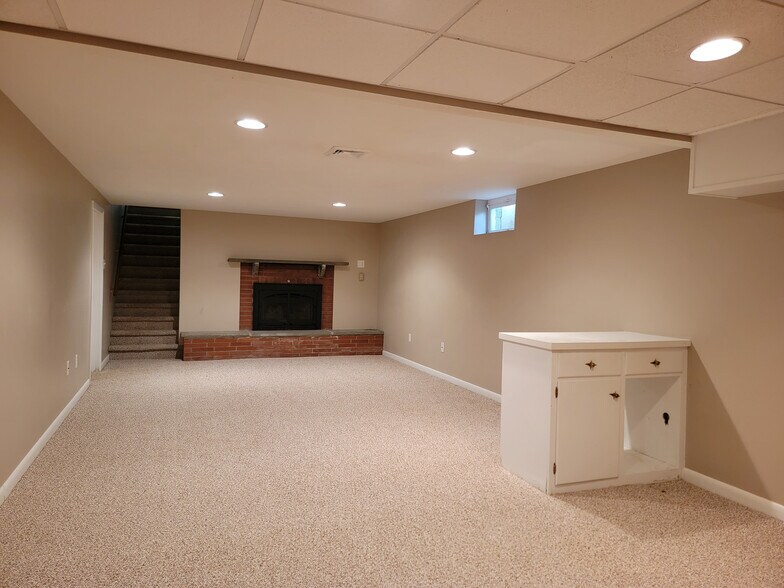 Building Photo - 502 W Newport Rd