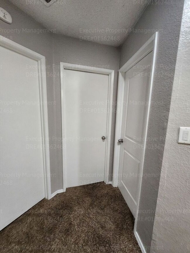 Building Photo - Charming 3 bedrooms/ 2.5 bathroom home.