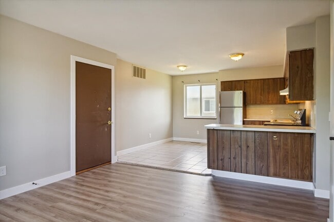 Building Photo - 2445 S Isabella Rd