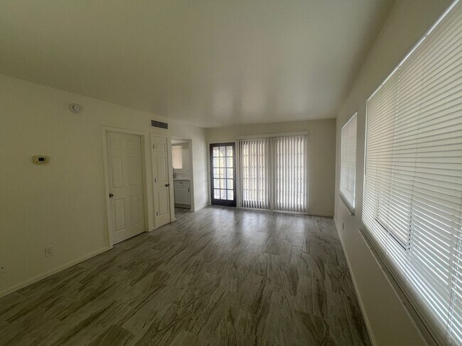 Building Photo - 535 E Jacinto St