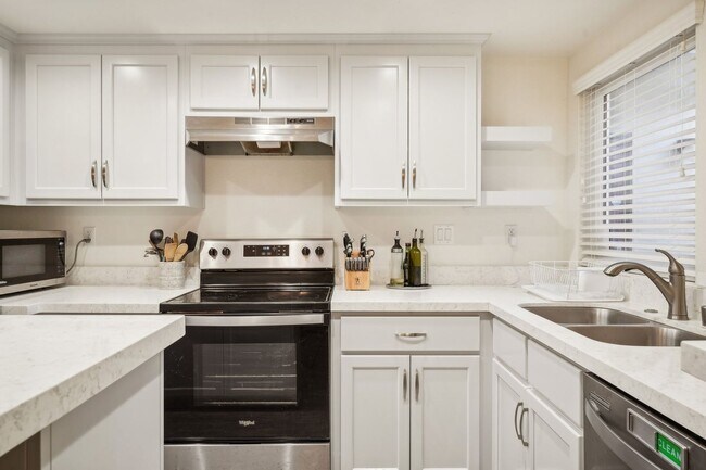 Building Photo - Upstairs Bright 2 bedroom Condo