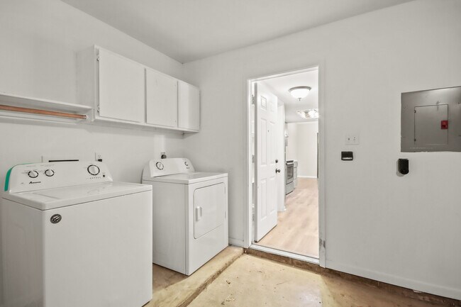 Building Photo - 7812 Theissetta Dr