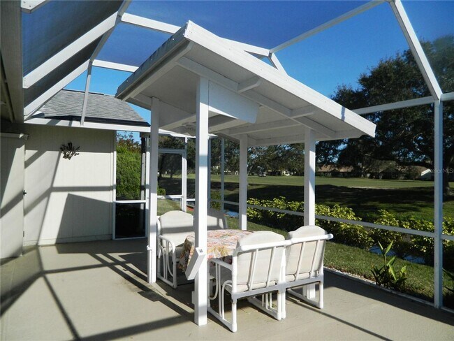 Building Photo - Home on the golf course