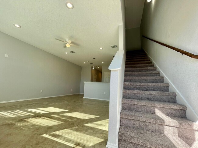 Building Photo - 6906 Crestway Dr
