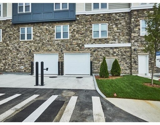 Building Photo - 130 University Ave