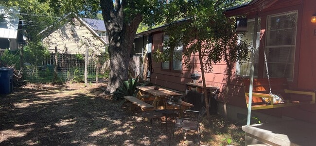 Building Photo - 1 bed Hyde Park Area home