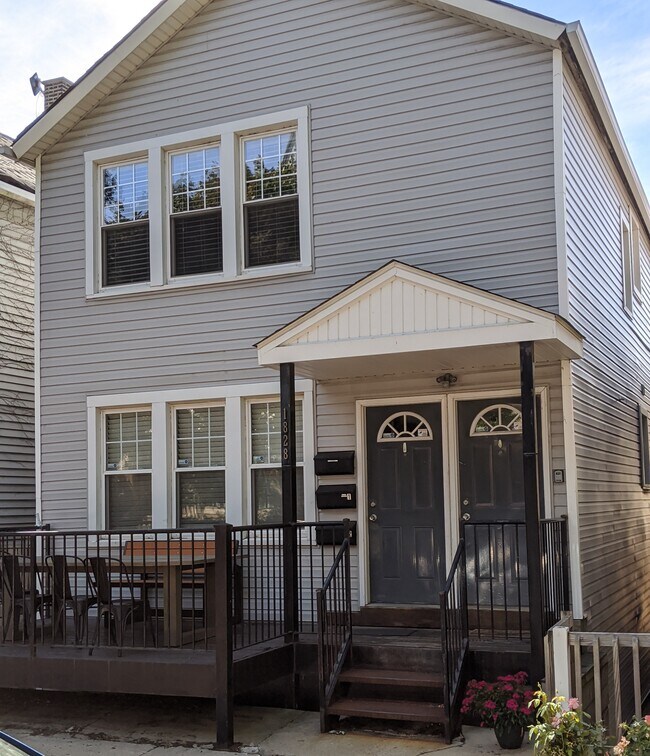 INDIVIDUAL ENTRANCE TO EACH UNIT - 1828 N Bissell St