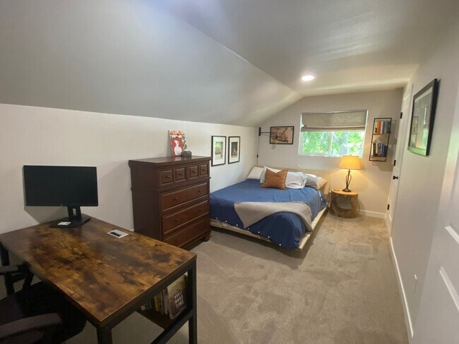 Building Photo - Charming 2-bed, 1-bath home in Sunnyside neighborhood, with private fenced backyard.