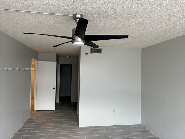 Building Photo - 1100 St Charles Pl