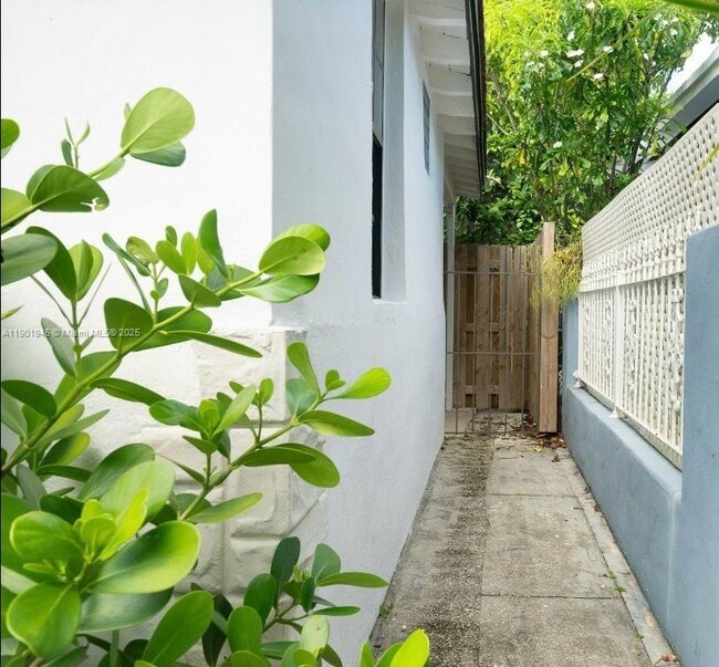 Building Photo - 2121 SW 13th Ave