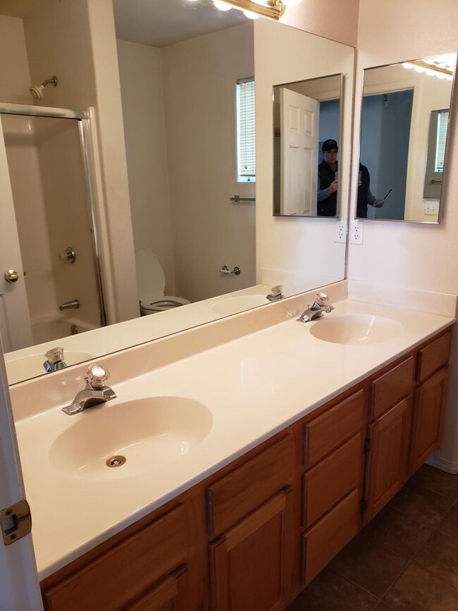 Building Photo - 2 bed / 1 bath in 4 Plex