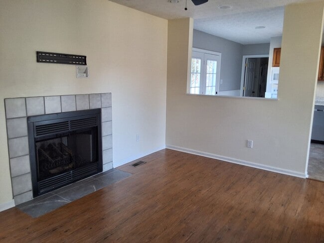 Building Photo - Strawberry Plains, 37871 - 3 bedroom, 2 bath home - Contact Sharon Arnwine (865) 313-7215