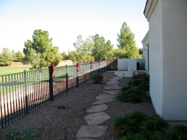 Building Photo - On GOLF COURSE LOT - 3 Bed/3Bath GATED Com...