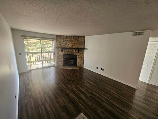 Building Photo - Bright Top-Floor Corner Condo on Powerline Trail – 1 Bed / 1 Bath