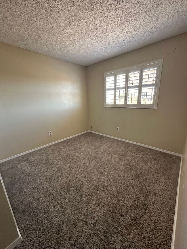 Building Photo - Cheery 4 bedroom with Spacious Yard & No R...