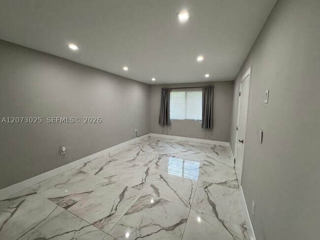 Building Photo - 15011 Coconut Ct