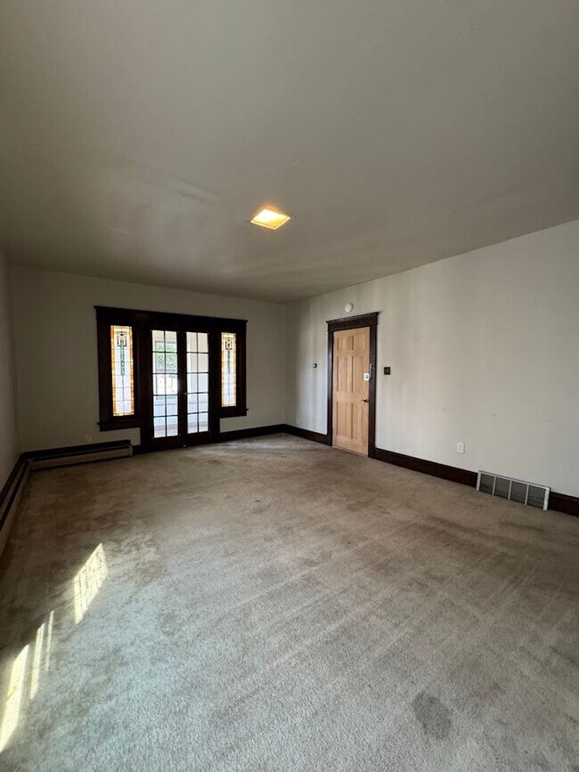 Building Photo - 2 bedroom available in Kingston!