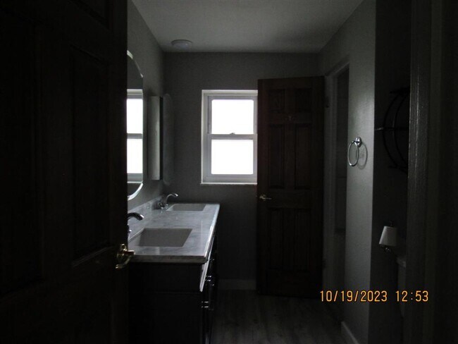 Building Photo - 113 E Apple St