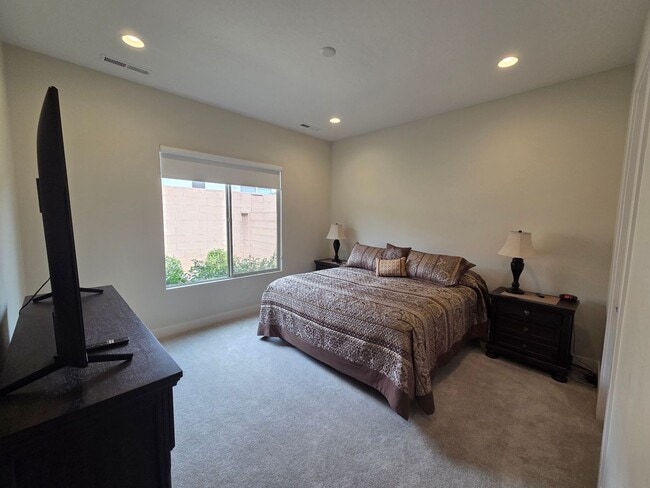 Building Photo - 1212 Hopewell Dr