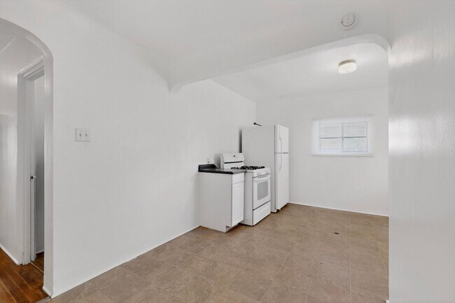 Building Photo - 1409-1409 Hazeldine Ave SE