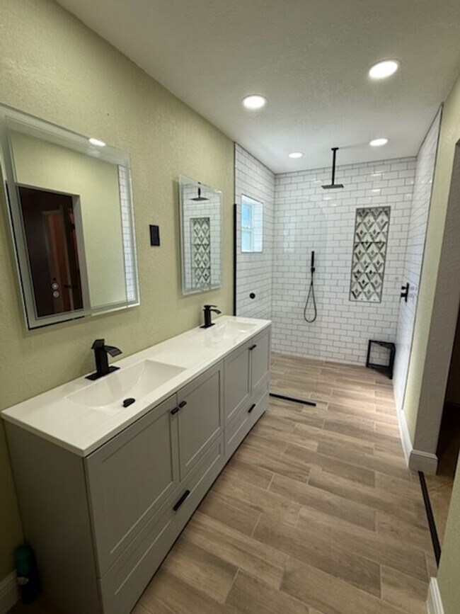 Building Photo - Beautiful 3BR 2BA Home w/ Fenced Yard in Tampa