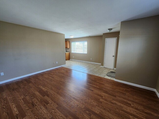 Building Photo - Cozy 2 bedroom duplex with a spacious yard...