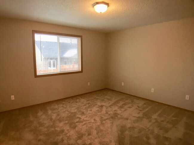 Building Photo - Finic5