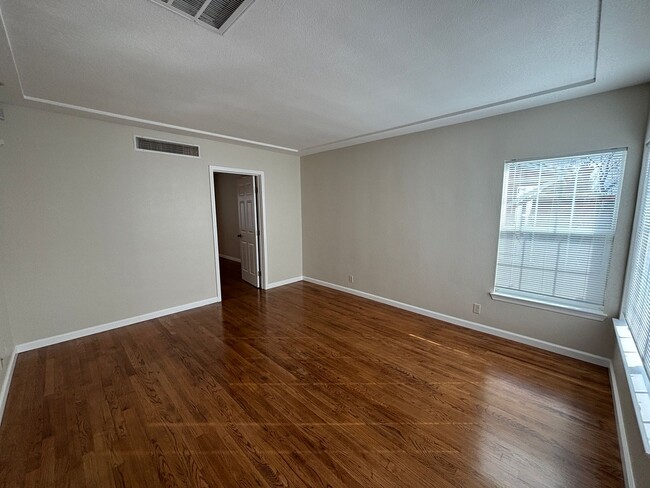 Building Photo - Park 311-319