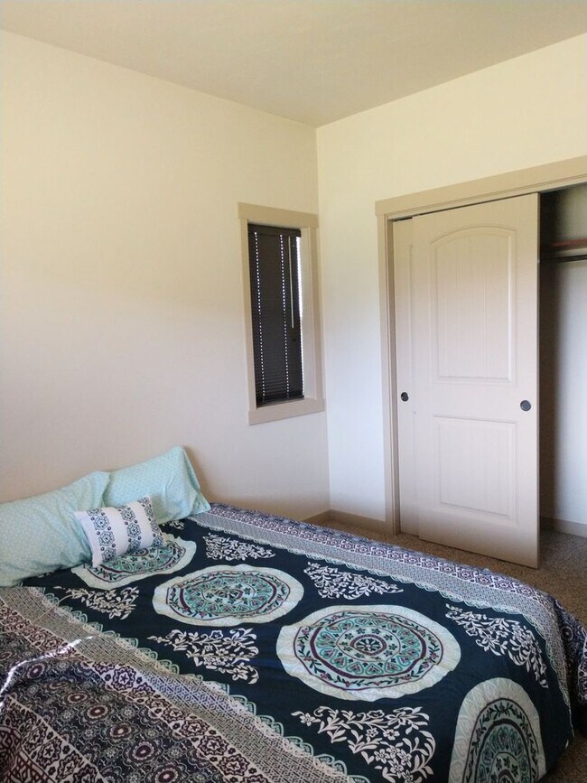 Building Photo - Desirable Silverbrook Estates Living!