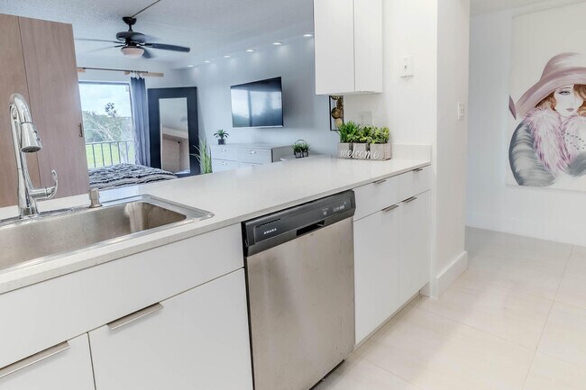 Building Photo - 3760 Inverrary Dr