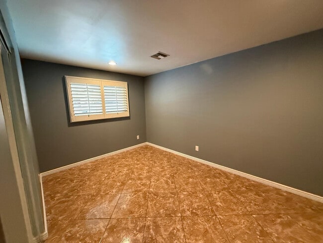 Building Photo - 4028 W Augusta Ave