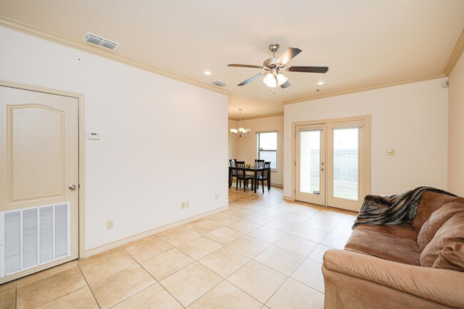Building Photo - 10510 Sandia Dr
