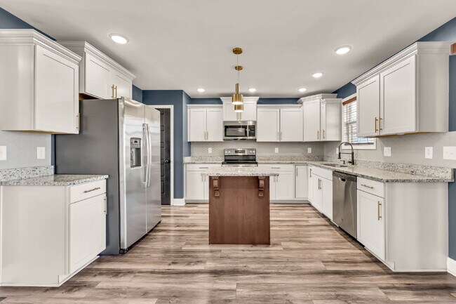 Building Photo - Close to Fort Campbell and MOVE IN READY!