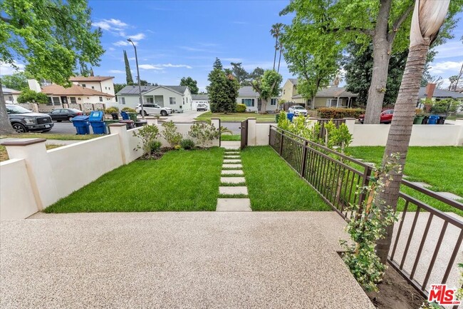 Building Photo - 6917 Encino Ave