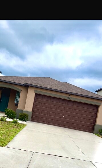 Building Photo - 584 Royal Empress Dr