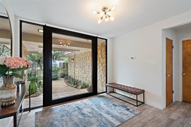 Building Photo - 113 Comet