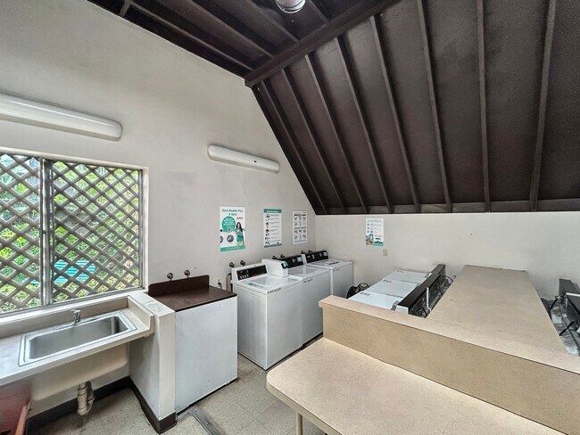Building Photo - Beautiful 1BD/1BA W/ Reserved Parking in M...
