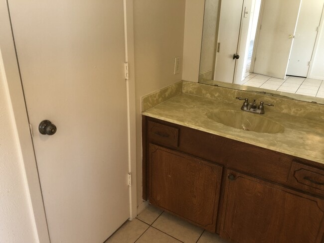 Building Photo - Cozy Half Duplex in Irving!!