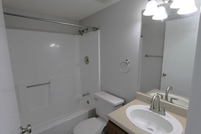 Building Photo - Spacious studio with updates. The Ellis Po...