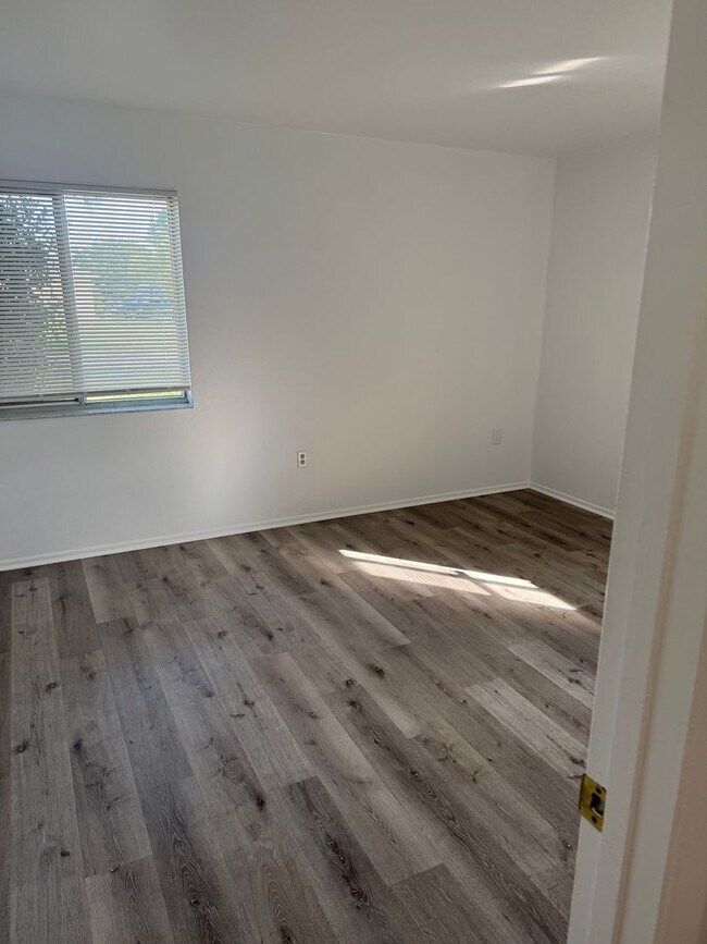 Building Photo - Stylish 2BR Cocoa Rental with Open Layout & Easy Commute
