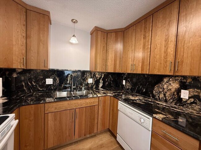 Building Photo - $2,500 | 3 Bedroom, 3 Bathroom House | No Pets | Available for Immediate Move In!