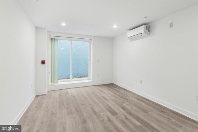 Building Photo - 2046 E Lehigh Ave