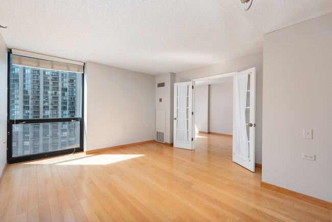 Building Photo - 1122 N Clark St