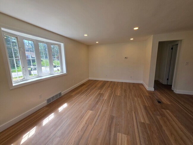 Building Photo - Fully Updated 3-bedroom, 2-bathroom house for rent in North Allegheny School District!