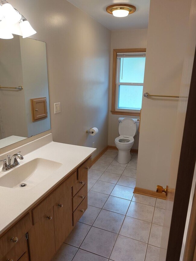 Building Photo - 3 bedroom 1.5 bath brick ranch home with f...