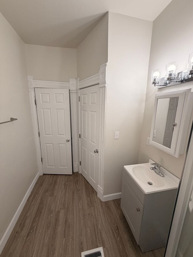 Building Photo - COMPLETELY UPDATED!! 2 bed/1 bath Close to Wexner Medical Center!