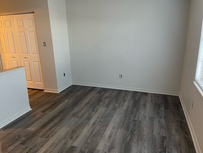 Building Photo - 505 E Graham Pl