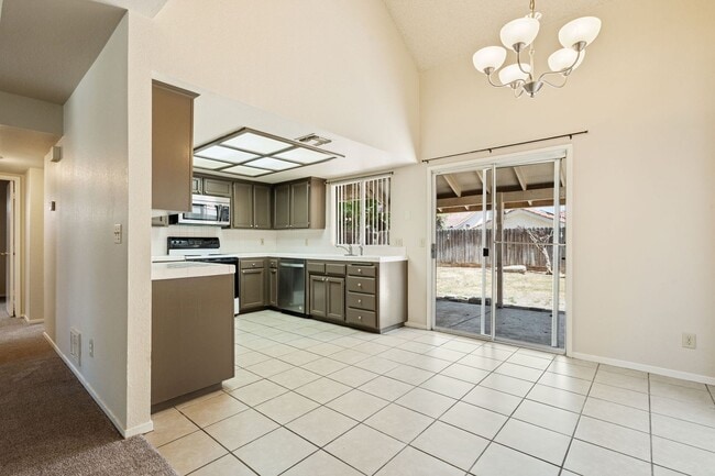 Building Photo - Charming home located in Clovis Unified Sc...